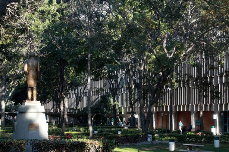 ¿Cuánto cuesta estudiar en una universidad en Venezuela?