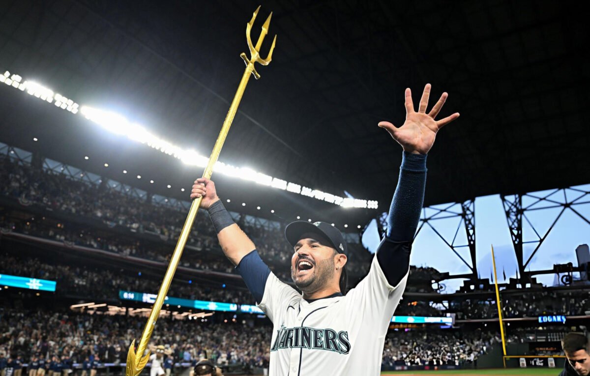 Eugenio Suárez se alzó con el premio Luis Aparicio 2025