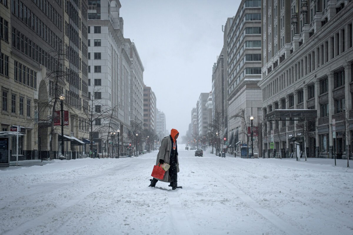 En imágenes: la tormenta invernal que dejó varios muertos y más de un millón de hogares sin electricidad en EE UU