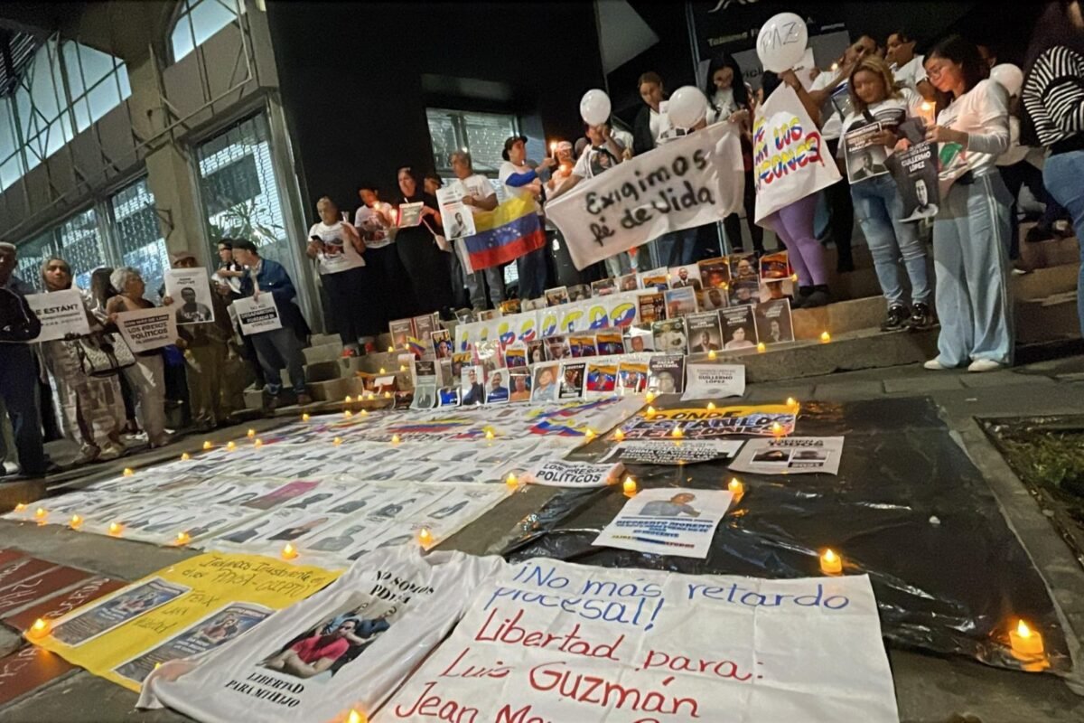 Familiares de presos políticos escribieron en el suelo los nombres de los detenidos durante la vigilia