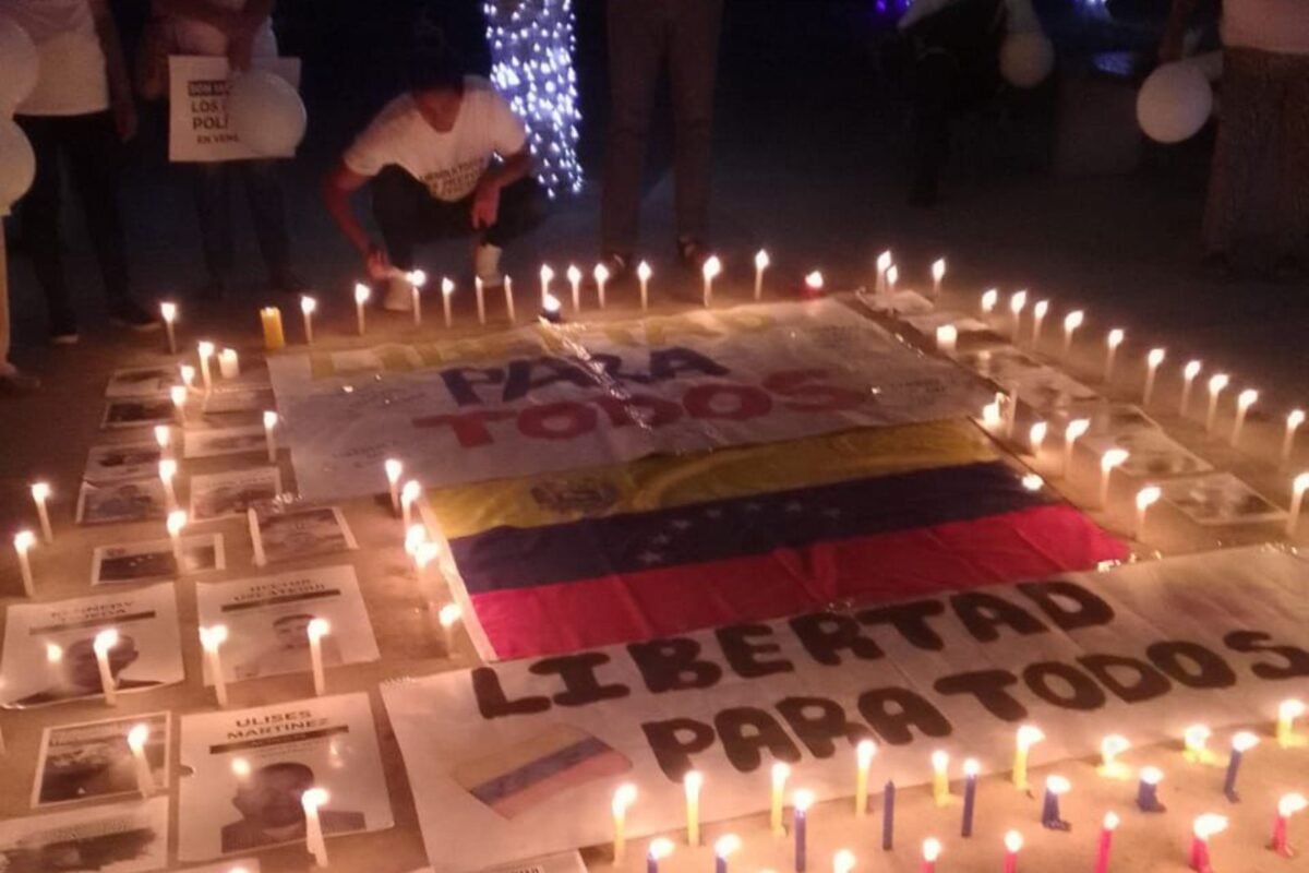 Familiares de presos políticos escribieron en el suelo los nombres de los detenidos durante la vigilia