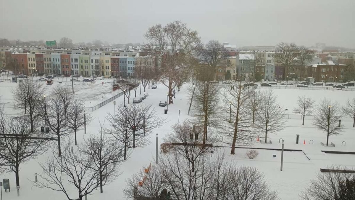 En imágenes: la tormenta invernal que dejó varios muertos y más de un millón de hogares sin electricidad en EE UU