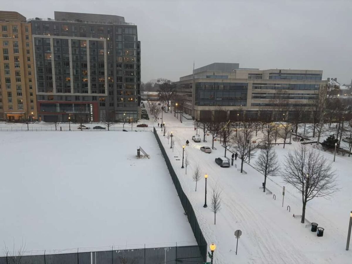 En imágenes: la tormenta invernal que dejó varios muertos y más de un millón de hogares sin electricidad en EE UU