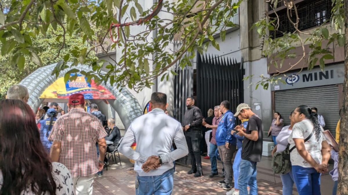 Familiares de presos políticos acudieron al Palacio de Justicia para presentar solicitudes de amnistía