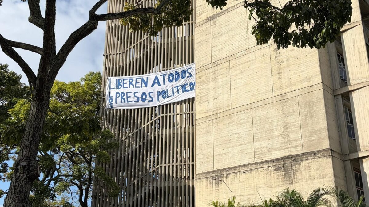 Estudiantes desplegaron pancartas en distintas universidades para exigir la libertad de los presos políticos en Venezuela