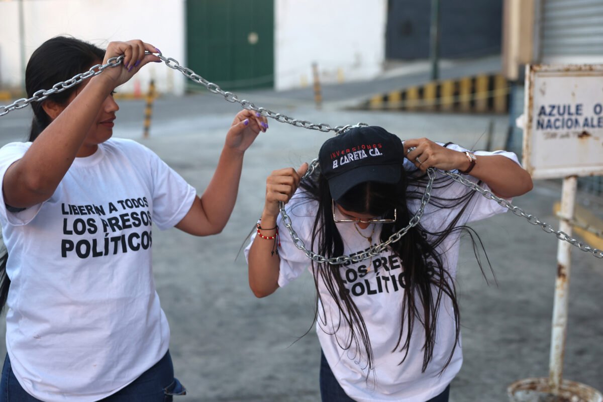 Familiares en Zona 7 exigieron a Jorge Rodríguez cumplir con la liberación de los presos políticos