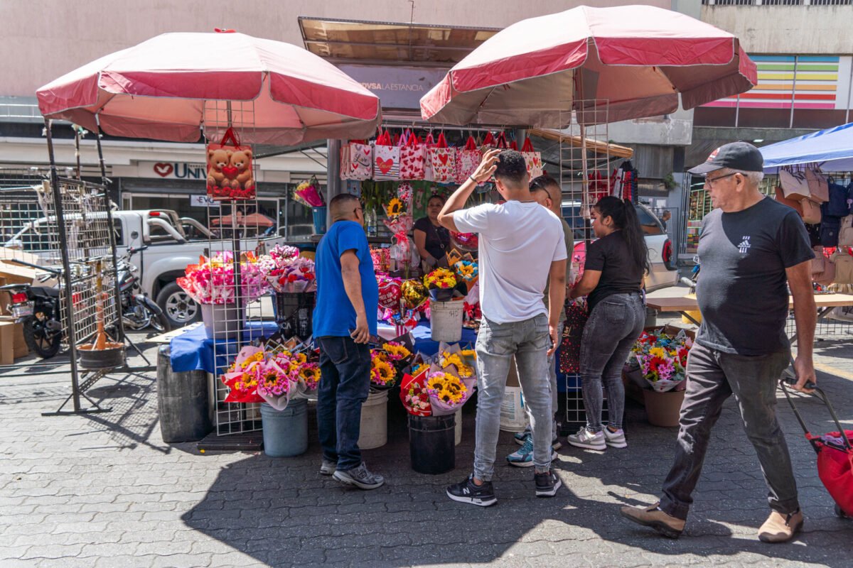 San Valentín en Caracas: vendedores ambulantes, objetos y esquinas donde florece la venta de regalos