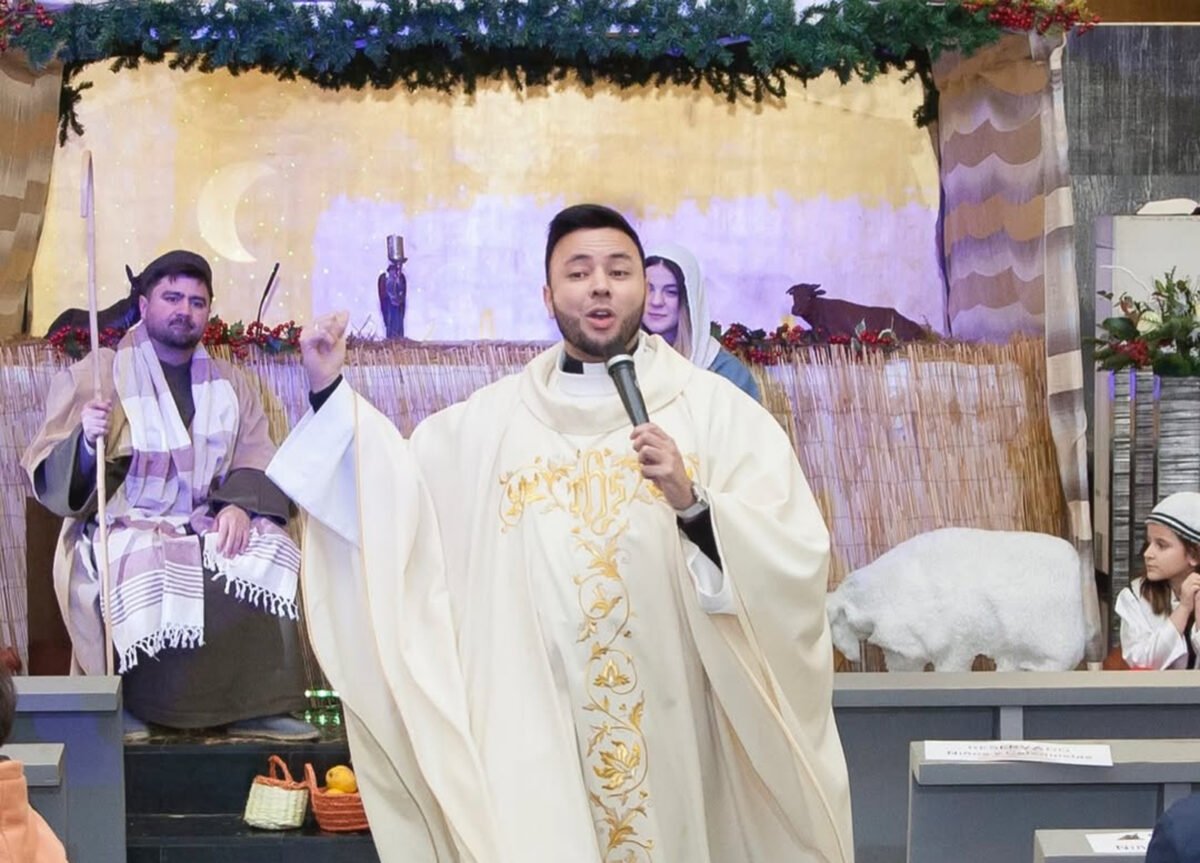 Jesús Medina, un sacerdote venezolano que lleva el Evangelio a las redes sociales