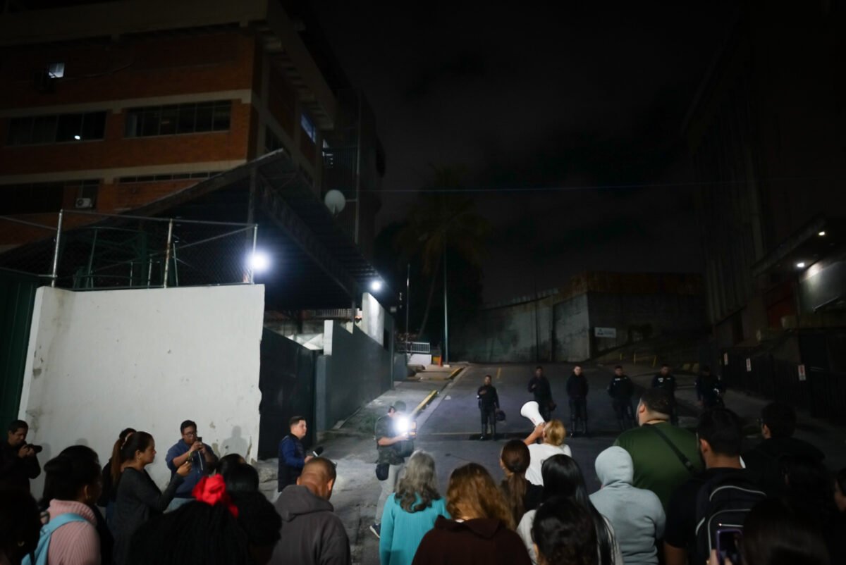 Un campamento de historias y sueños resiste frente a la Zona 7 de la PNB