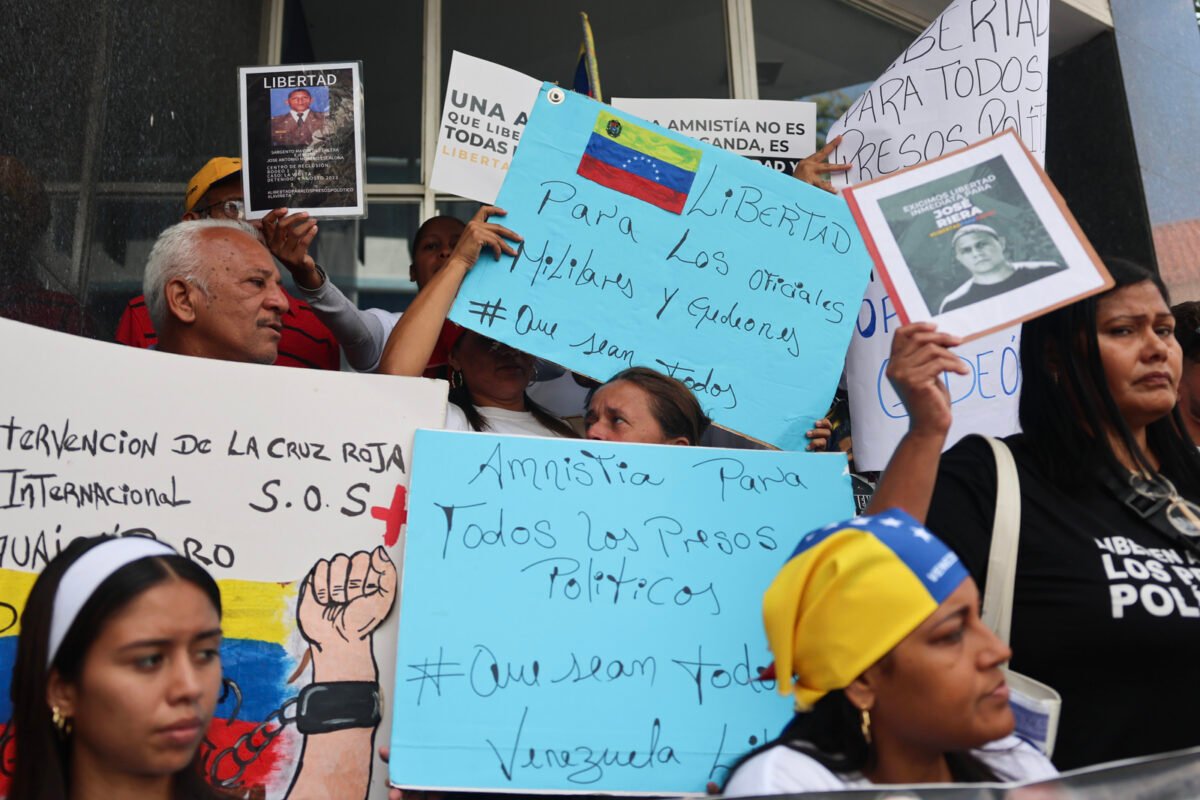 Activistas y familiares de presos políticos protestan frente a la Asamblea Nacional 