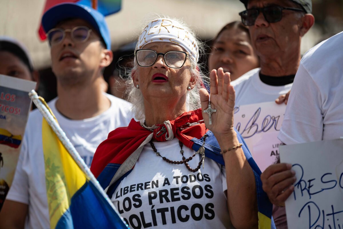 Familiares y ONG exigen la lista de excarcelados tras un mes del anuncio oficial