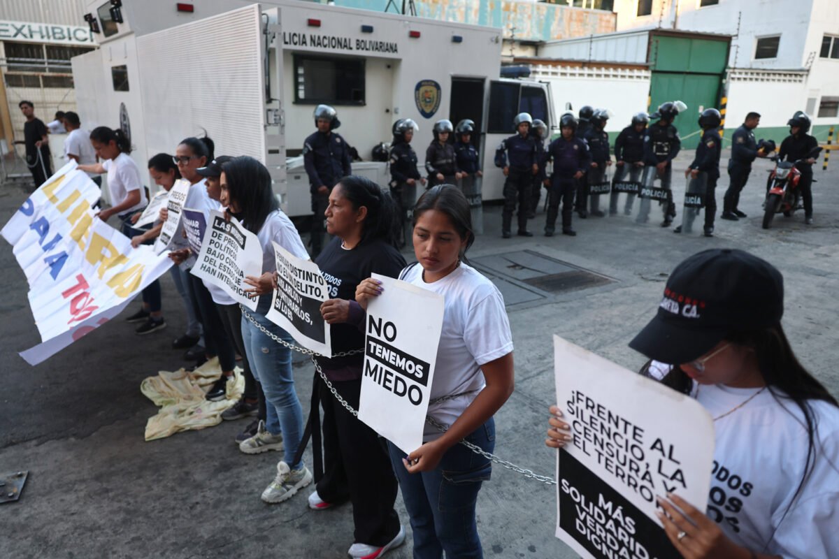 Familiares en Zona 7 exigieron a Jorge Rodríguez cumplir con la liberación de los presos políticos 