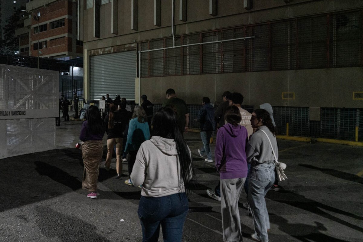 Un campamento de historias y sueños resiste frente a la Zona 7 de la PNB