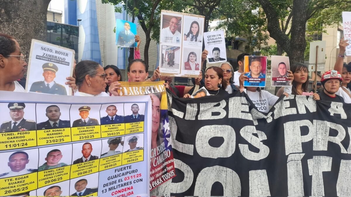 Clippve recolecta insumos en la UCV para ayudar a los familiares de presos políticos Familiares de presos políticos protestaron frente al Ministerio para el Servicio Penitenciario en Caracas