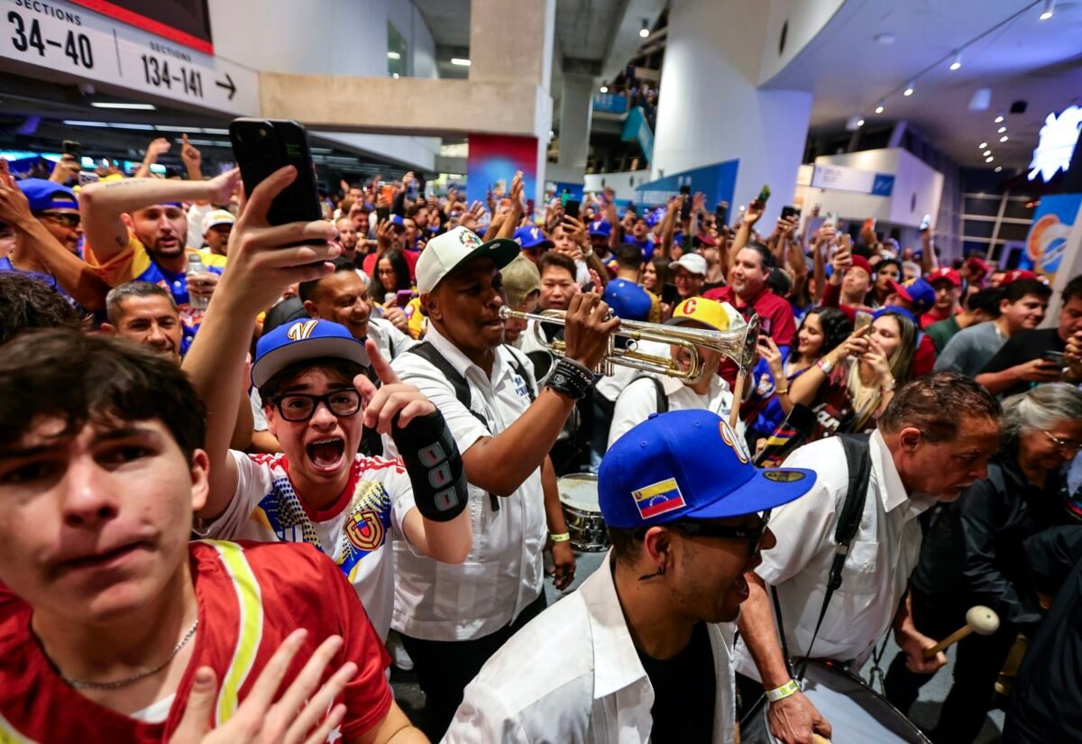 En imágenes: así vivió la fanaticada el histórico pase de Venezuela a la final del Clásico Mundial de Beisbol