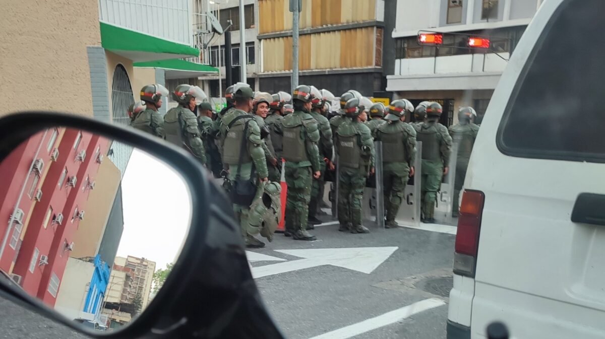 Gremios y pensionados se concentran en la plaza Morelos de Caracas para exigir aumento de sueldo