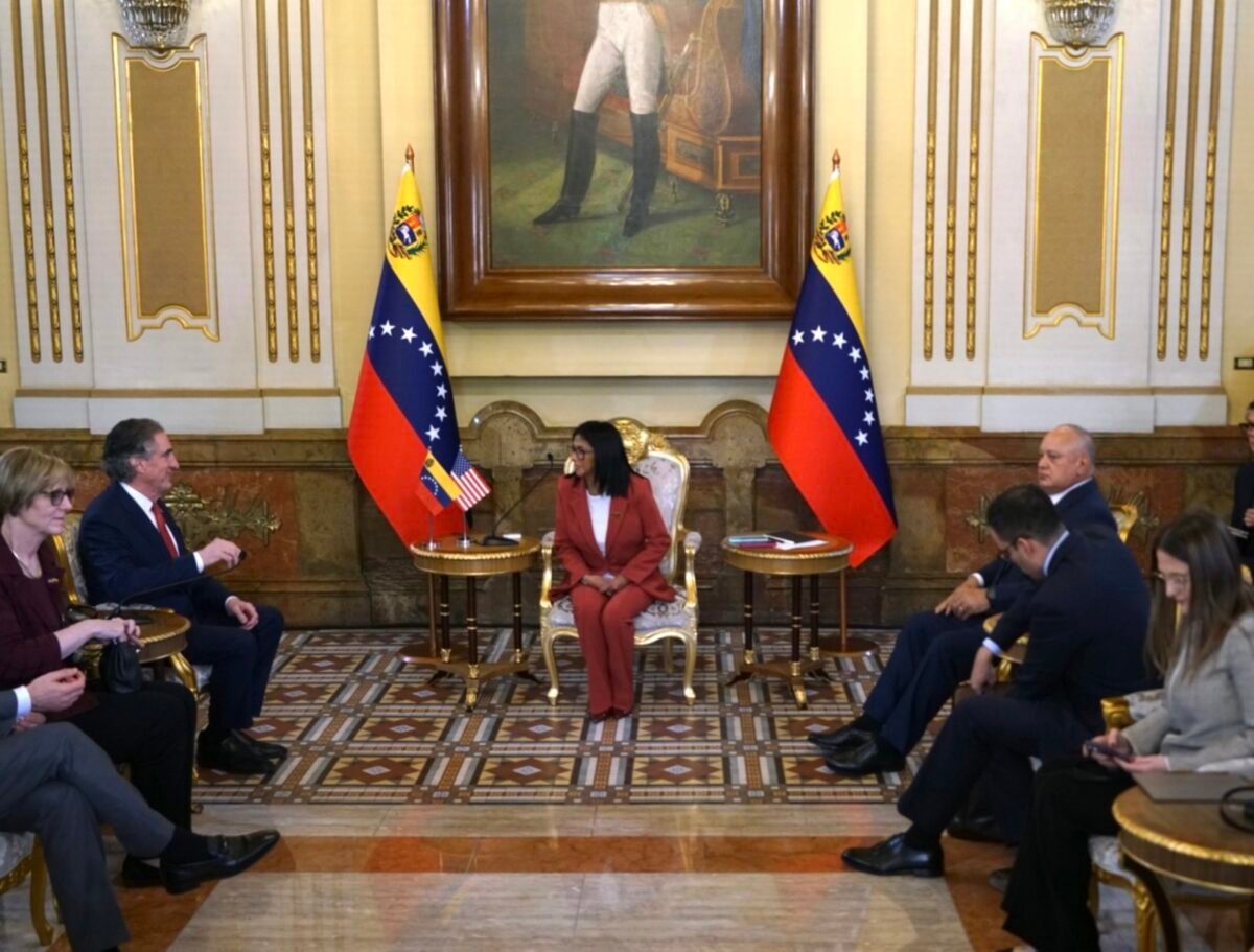 Cuando el periodismo independiente volvió a insistir en las puertas de Miraflores Delcy con el secretario de Interior