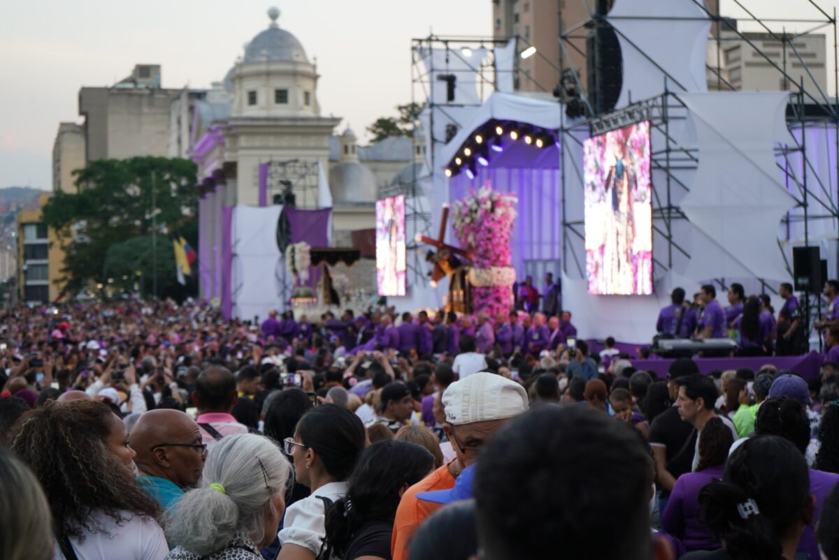 El Nazareno de San Pablo recorre el centro de Caracas sobre un lecho de orquídeas 