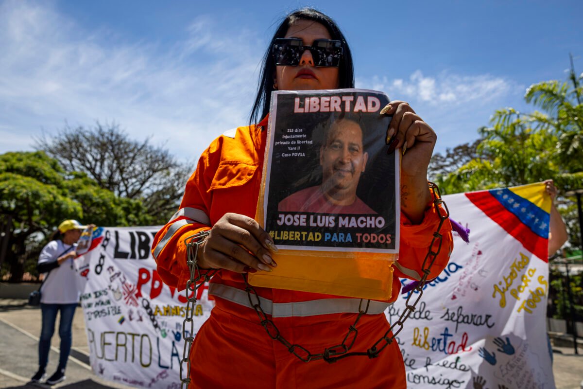 En imágenes: el viacrucis de los familiares de trabajadores de PDVSA detenidos