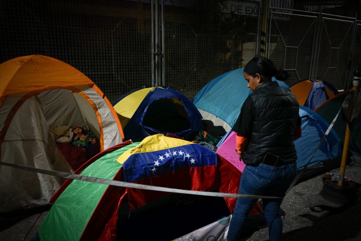 Un campamento de historias y sueños resiste frente a la Zona 7 de la PNB