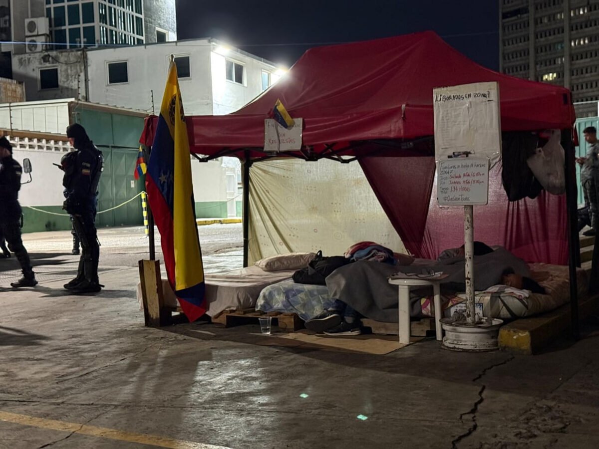 Familiares de presos políticos en Zona 7 denunciaron plan de la PNB para desalojar sus carpas 