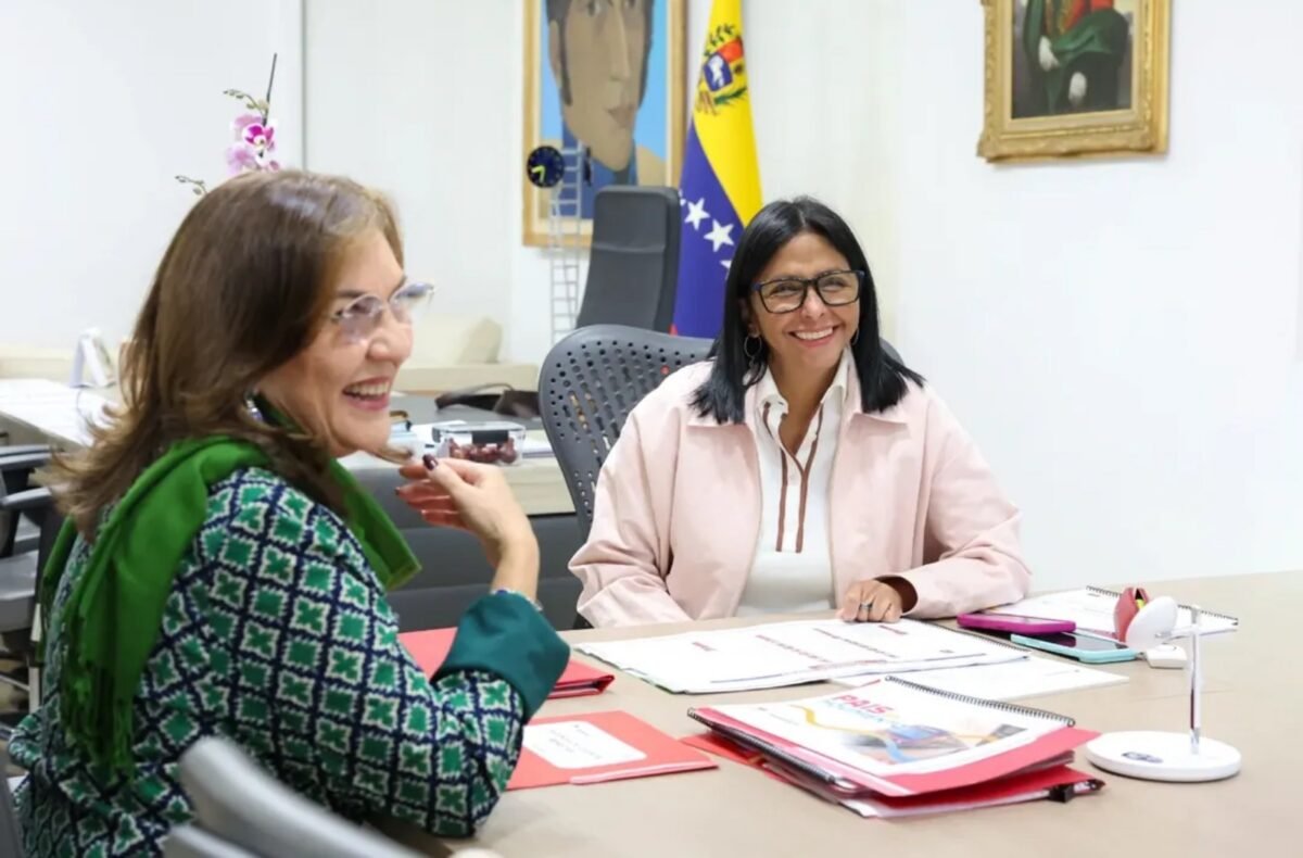 Delcy Rodríguez anunció un aumento en la flota de transporte en los principales terminales del país por Semana Santa