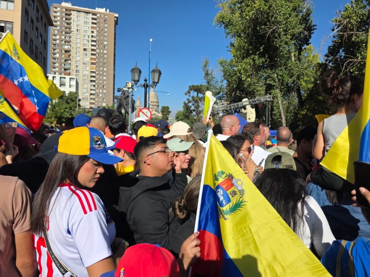 María Corina Machado se reúne con la comunidad venezolana en Chile en una concentración