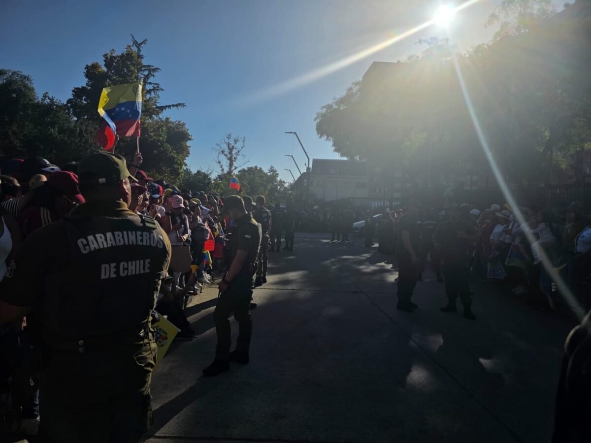 María Corina Machado se reúne con la comunidad venezolana en Chile en una concentración