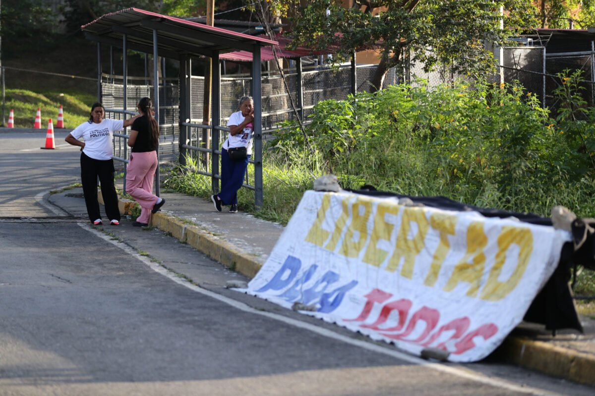 Gendarme argentino y más de 200 presos políticos continúan en huelga de hambre