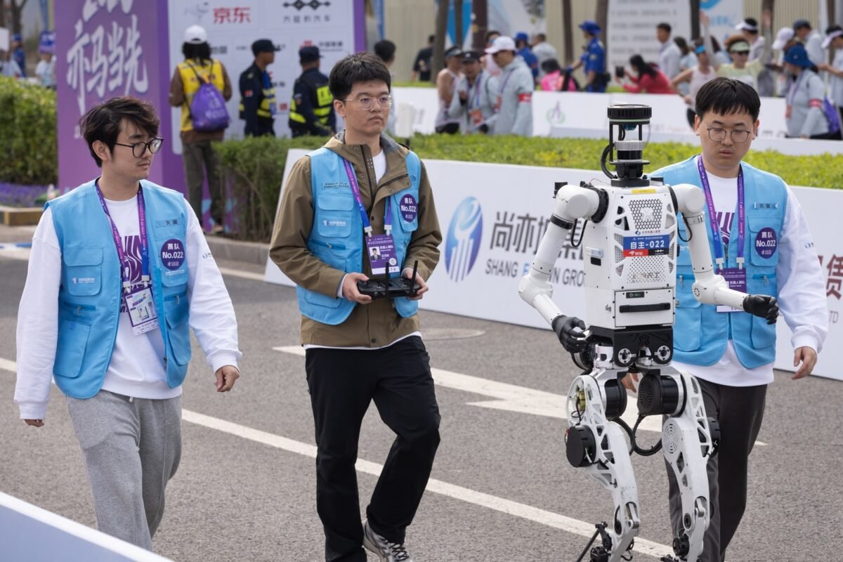 Un robot humanoide ganó la media maratón de Pekín con marca histórica