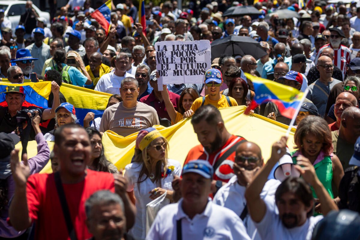En imágenes: trabajadores volvieron a marchar en Caracas para exigir ajustes salariales