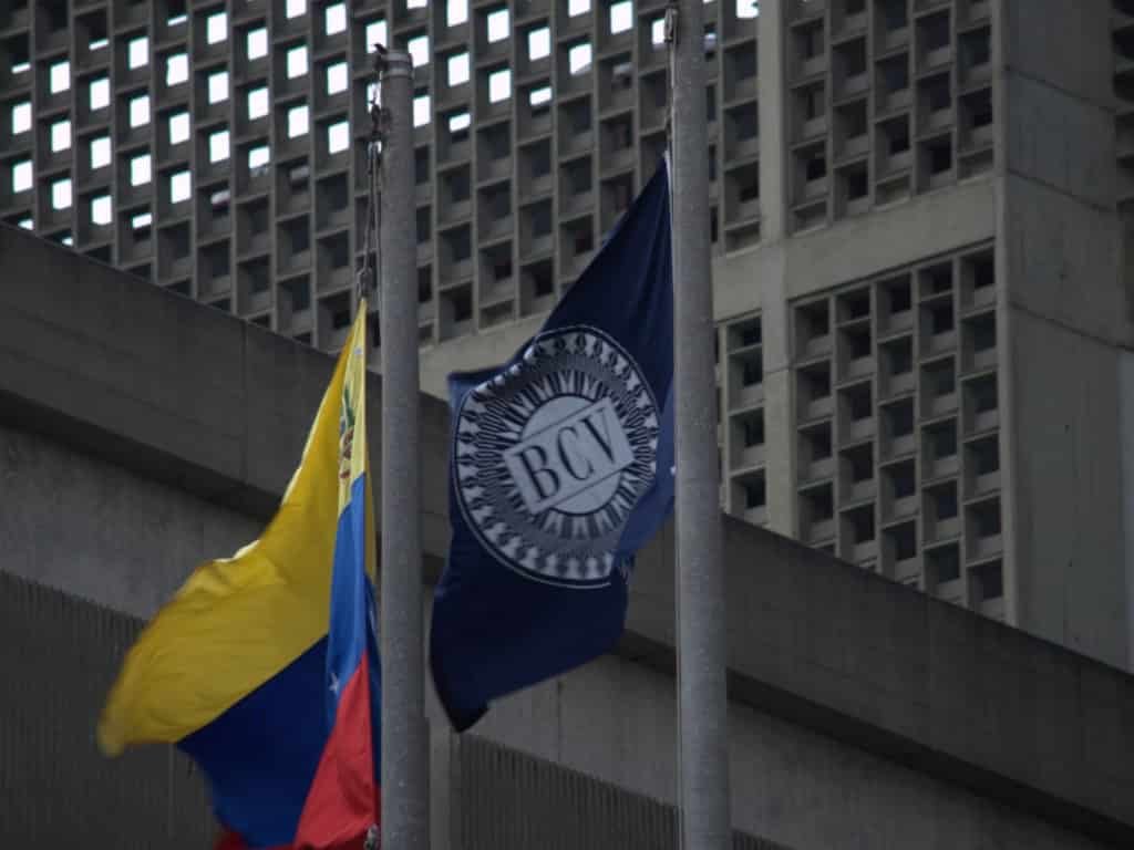 Escalada del precio del dólar en el mercado cambiario pulveriza el poder de compra del bolívar
