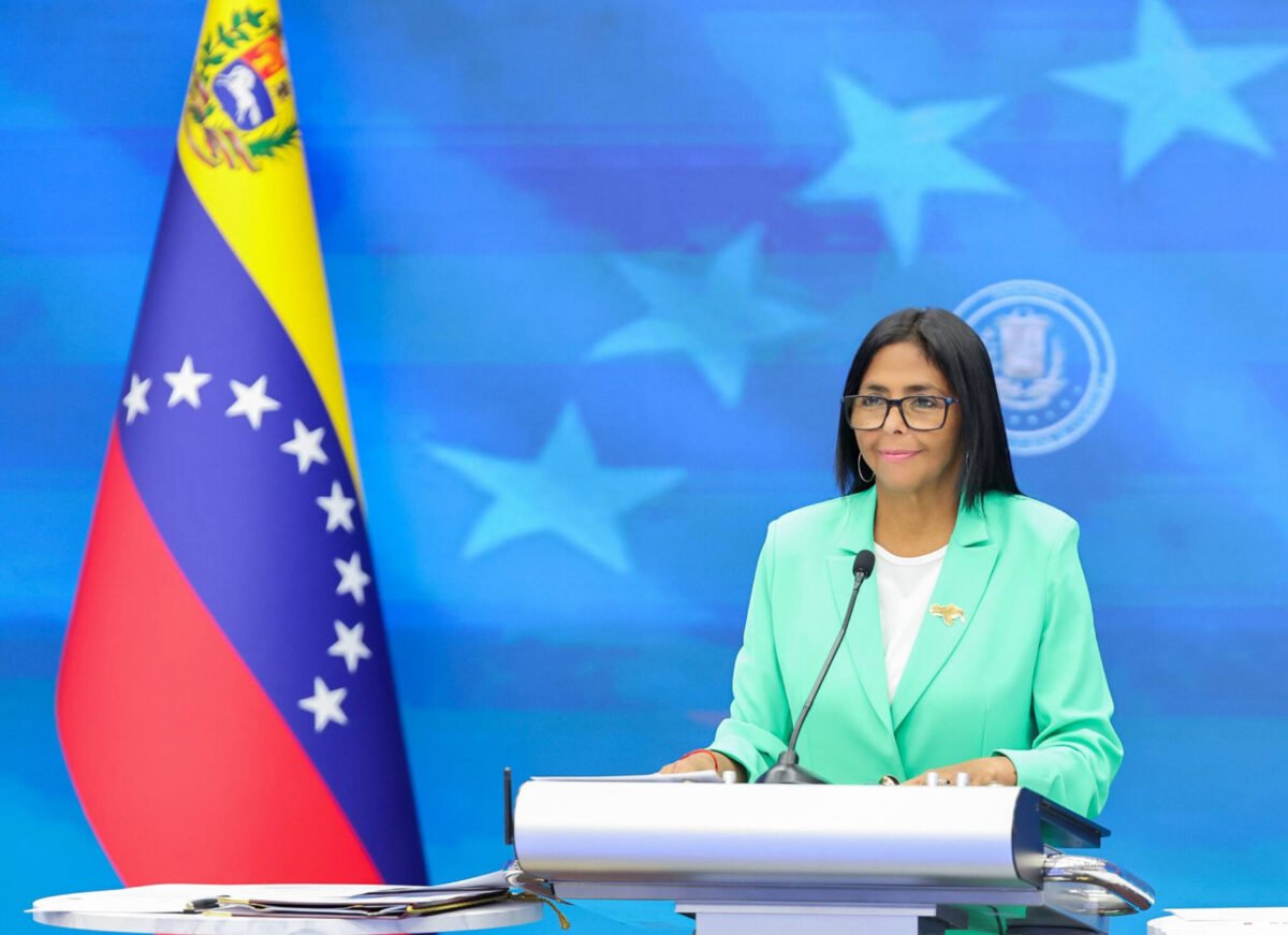 Delcy Rodríguez anunció aumento salarial “responsable” para el 1° de mayo
