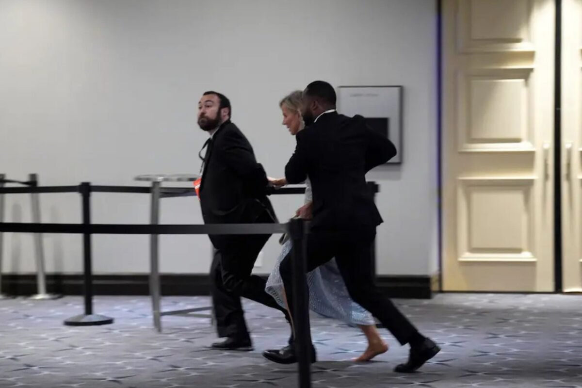 #TeExplicamos | Lo que se sabe sobre el tiroteo en la cena de corresponsales donde estaba Donald Trump