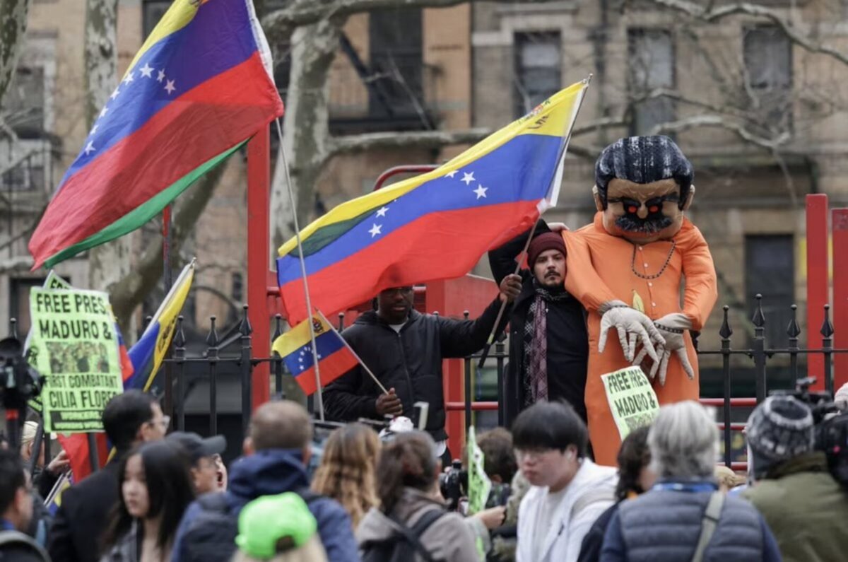 En imágenes: venezolanos piden justicia frente a la Corte de Nueva York por la audiencia a Maduro