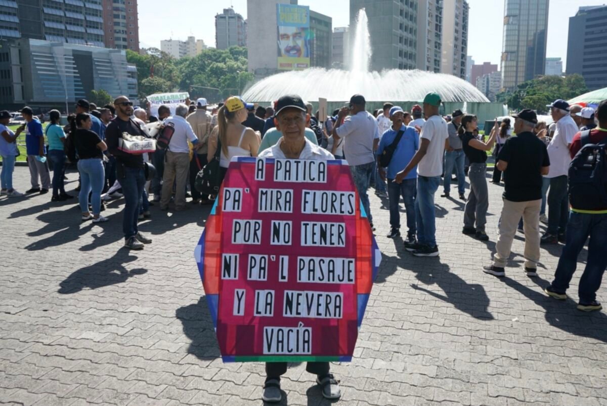 Trabajadores se concentran para marchar hacia Miraflores y exigir mejoras salariales