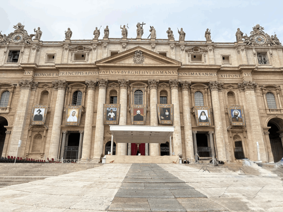 Exponen las imágenes de José Gregorio Hernández y Carmen Rendiles en la fachada de la Basílica de San Pedro en el Vaticano