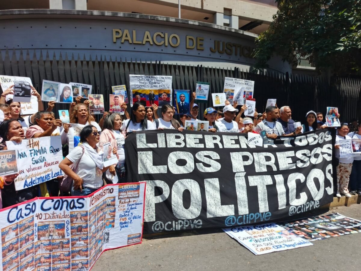 Familiares protestaron frente al Palacio de Justicia para exigir la liberación de los presos políticos