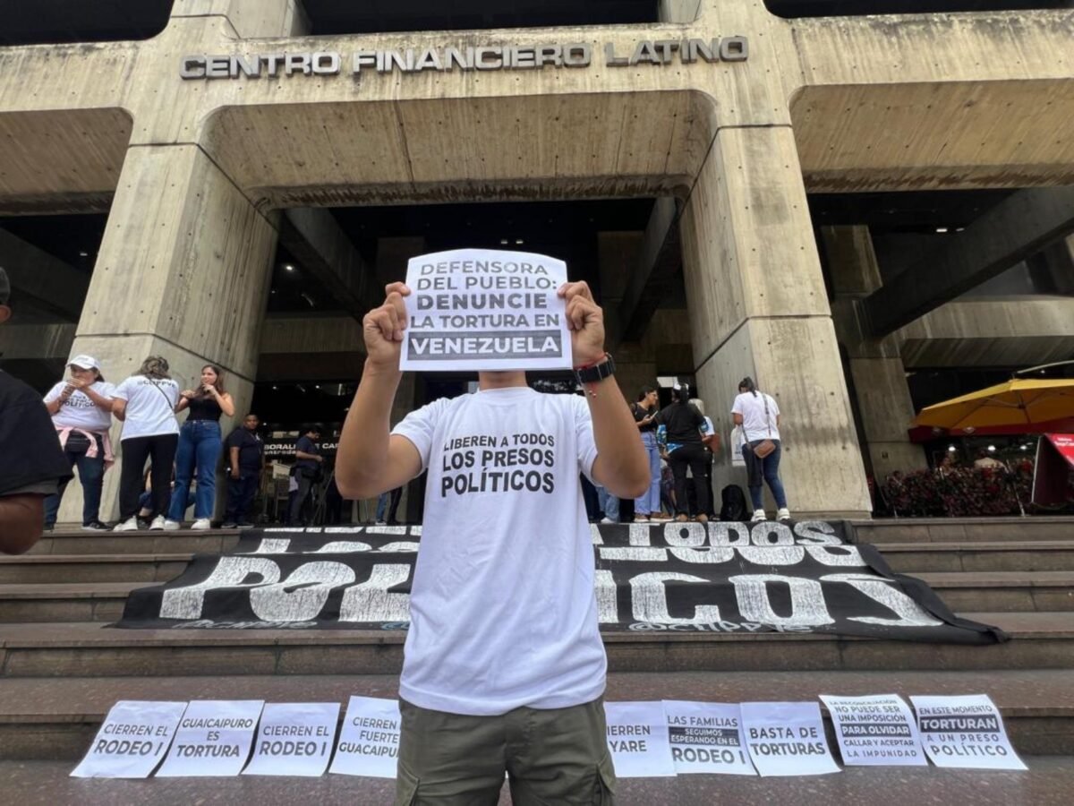Familiares de presos políticos se concentraron frente a la Defensoría del Pueblo en Caracas