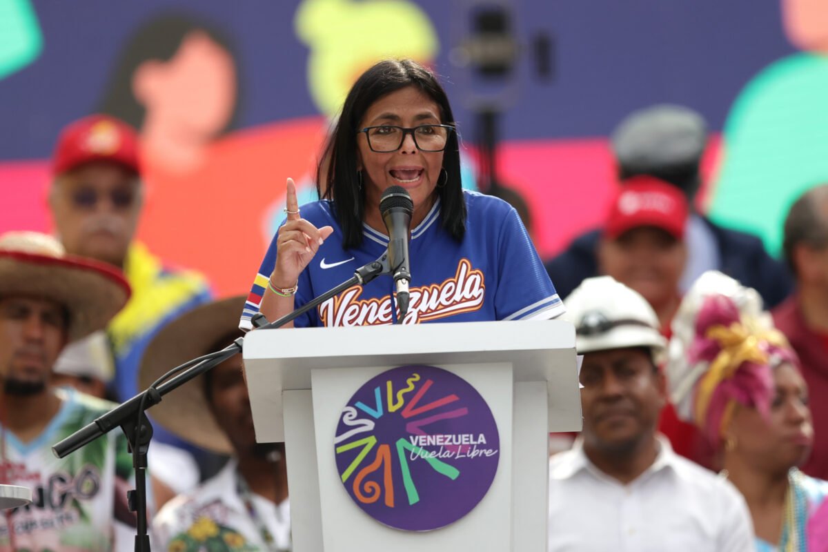 Delcy Rodríguez avanza en el cambio de imagen de su gobierno sin reformas de fondo Gobierno aumentó el ingreso mínimo integral a $240 y la pensión a $70