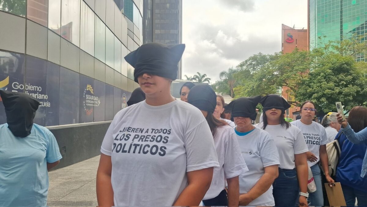 Familiares de presos políticos protestaron frente al Ministerio para el Servicio Penitenciario en Caracas