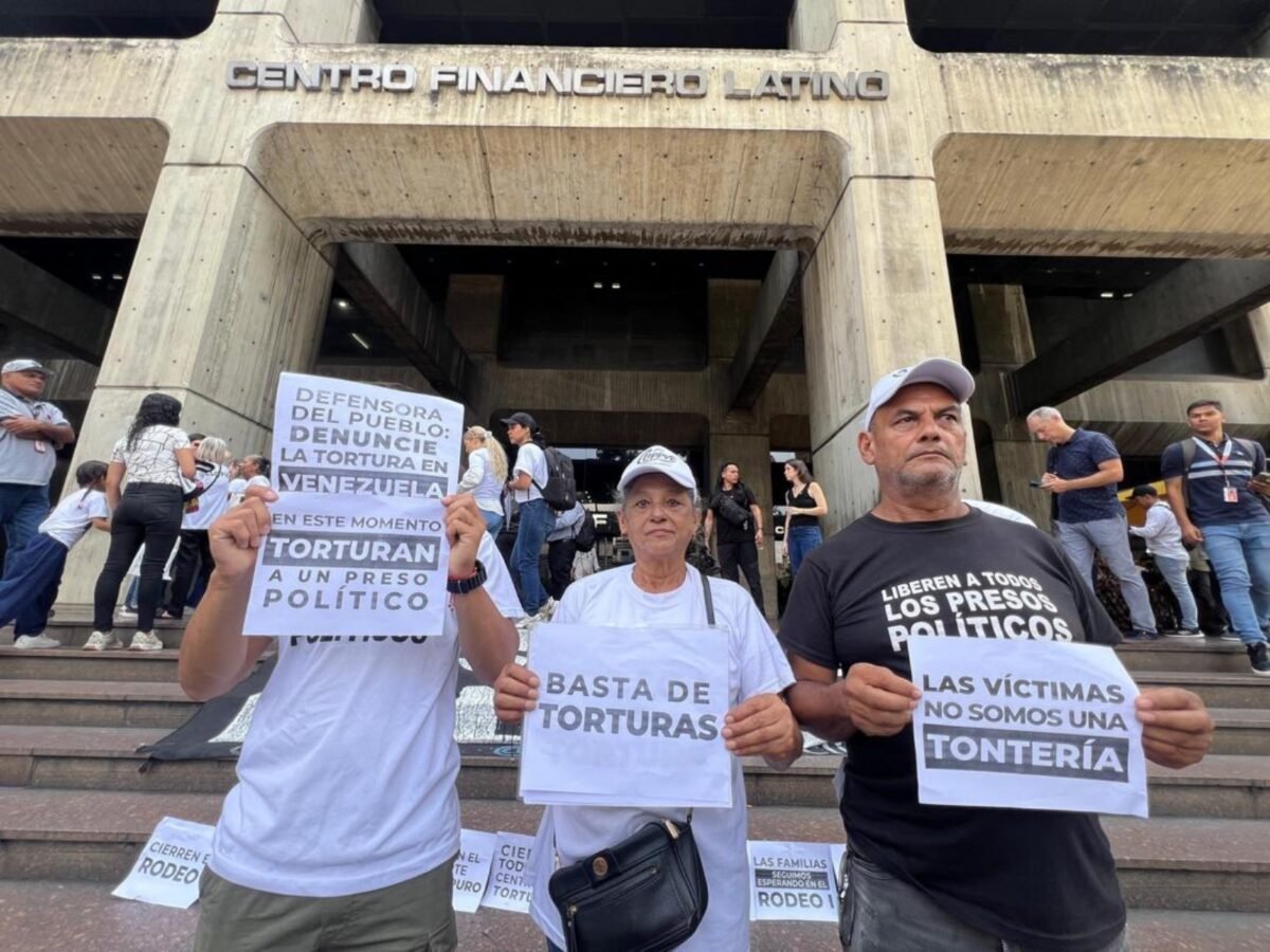 Familiares de presos políticos se concentraron frente a la Defensoría del Pueblo en Caracas