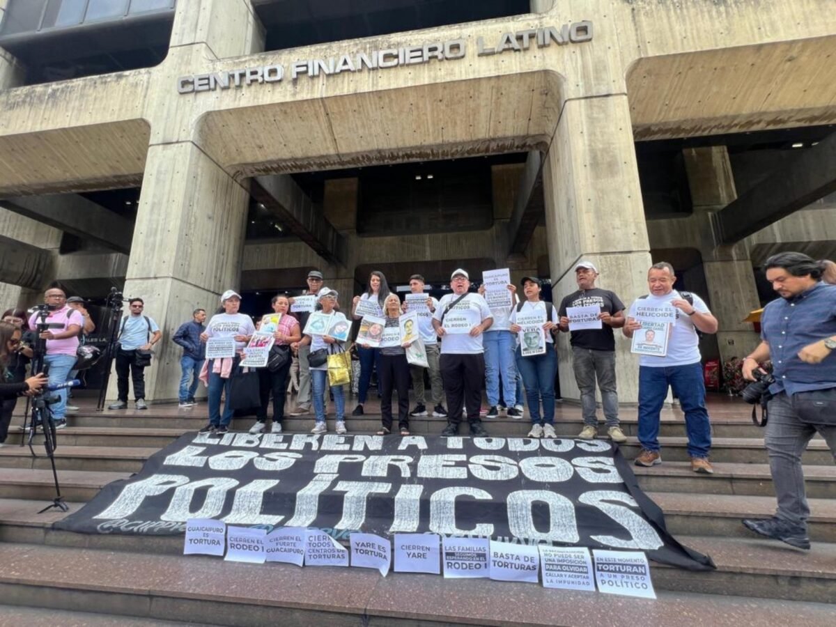 Familiares de presos políticos se concentraron frente a la Defensoría del Pueblo en Caracas