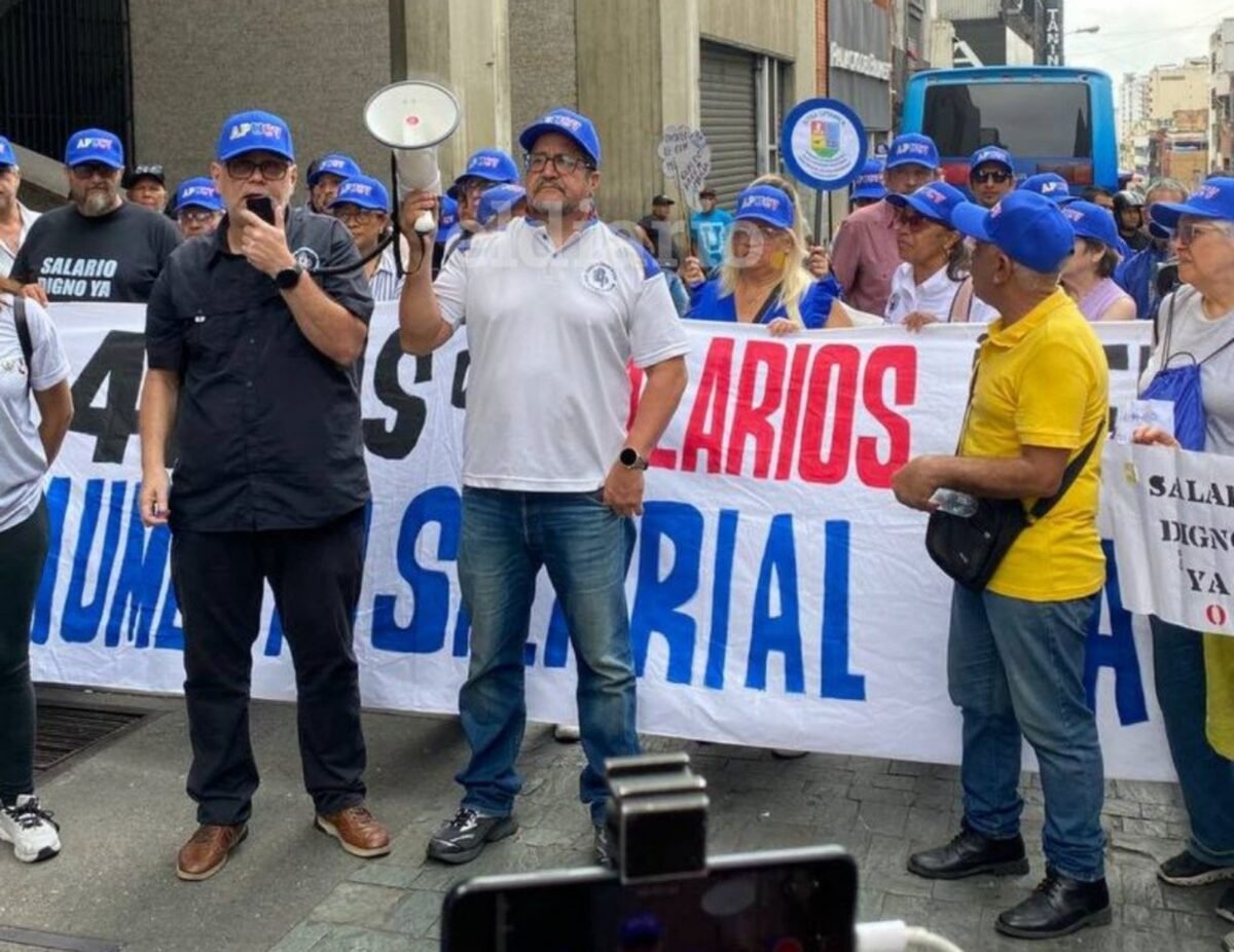 La APUCV protestó frente a la sede del Ministerio de Educación Superior en Caracas para exigir aumento salarial