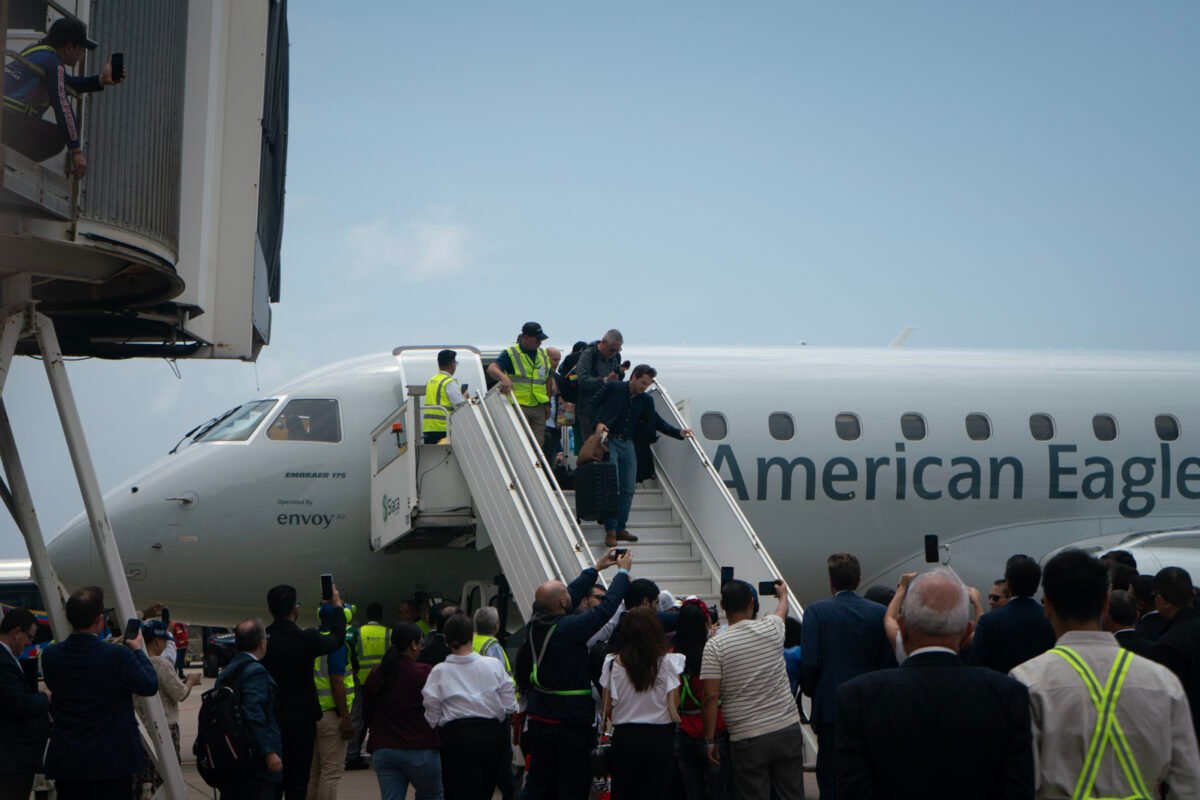El primer vuelo Caracas-Miami trajo nuevas expectativas a un país lleno de incertidumbres