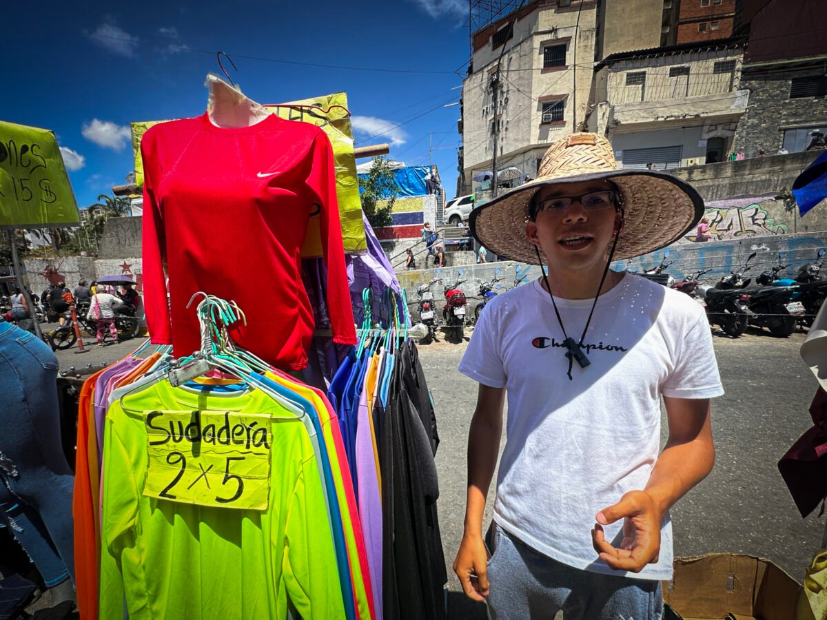 Economía informal en Caracas: el rostro de quienes buscan sustento vendiendo en las calles