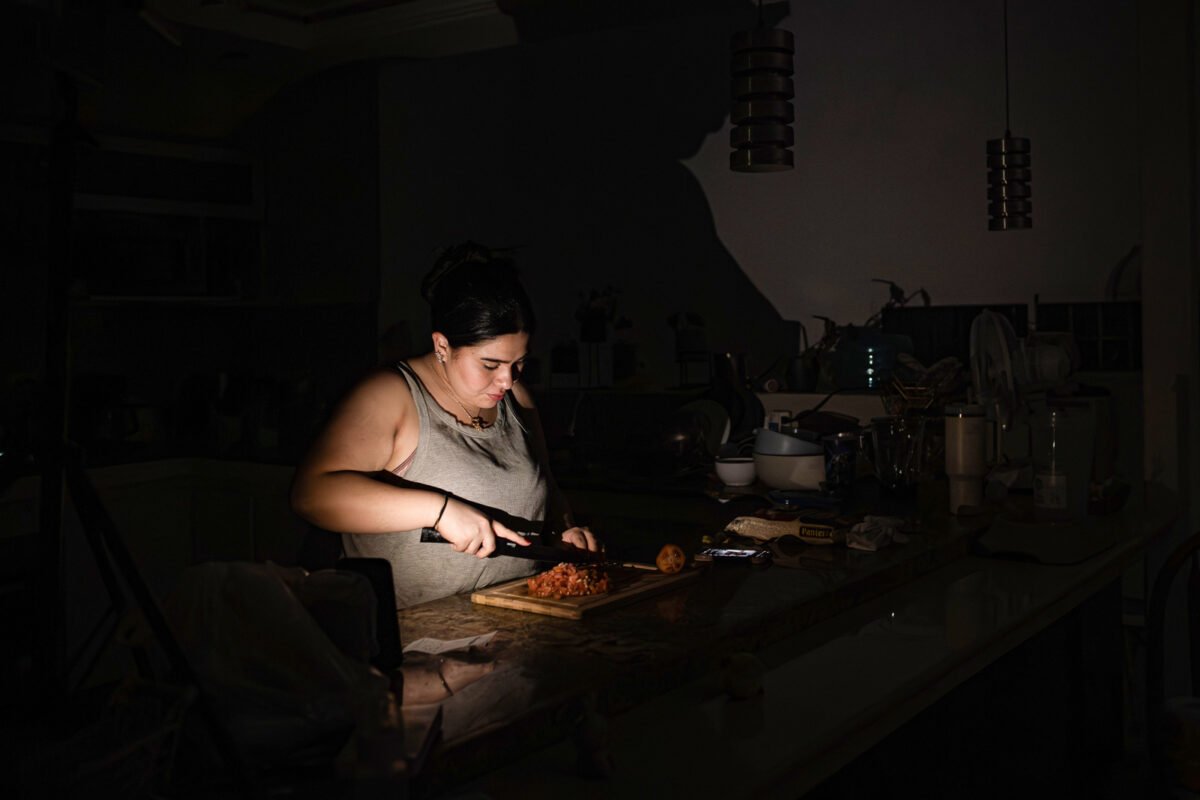 Vivir sin saber cuándo se irá la luz: la rutina que persiste en regiones de Venezuela