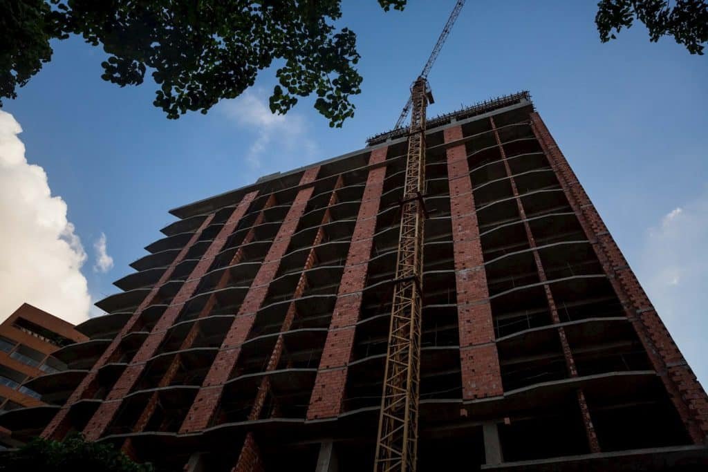 La drástica reducción del sector construcción en Venezuela