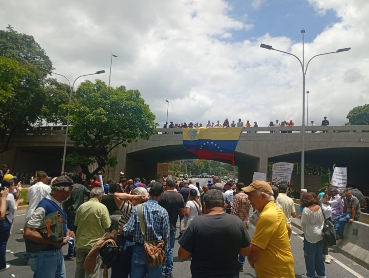 Trabajadores y estudiantes protestaron en la autopista Gran Cacique Guaicaipuro para exigir aumento salarial