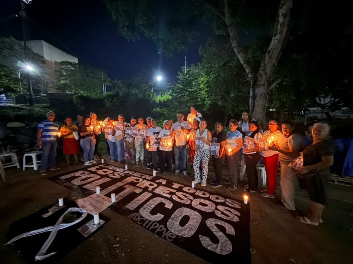 Clippve realizó una vigilia en honor a la memoria de Víctor Hugo Quero Navas afuera de El Rodeo I